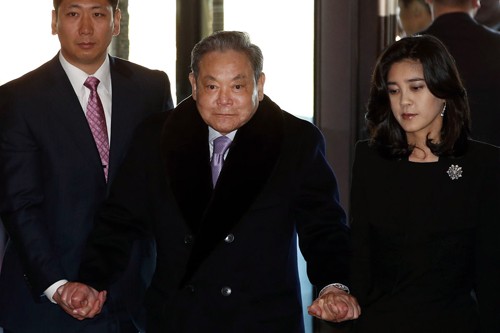 Ông Lee Kun Hee (giữa) thừa kế Samsung từ cha năm 27 tuổi, đã biến hãng trở thành một trong những tập đoàn công nghệ hùng mạnh nhất thế giới sau 45 năm. Ảnh: Bloomberg