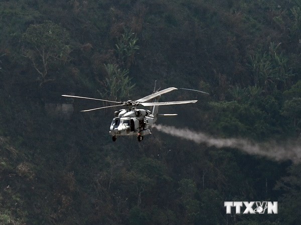 Trực thăng Black Hawk của Mỹ tham gia cuộc tập trận bắn đạn thật ngày 15/5. (Nguồn: AFP/TTXVN) 