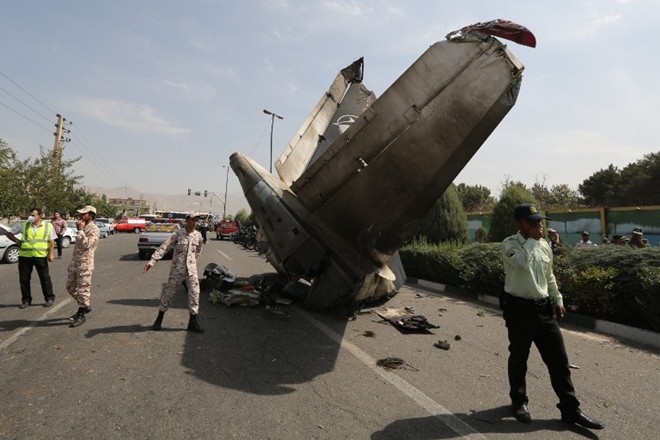 Hiện trường thảm khốc vụ máy bay Iran rơi