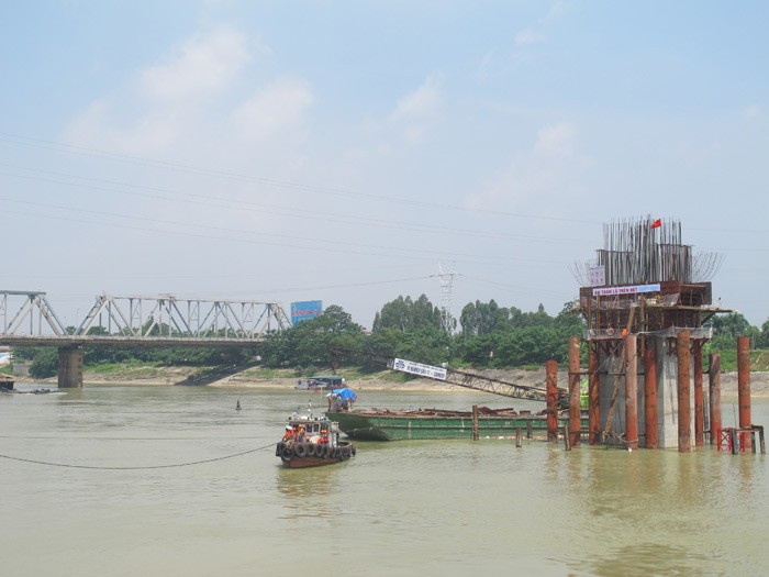 Trụ cầu Việt Trì mới đã nhô cao khỏi mặt nước