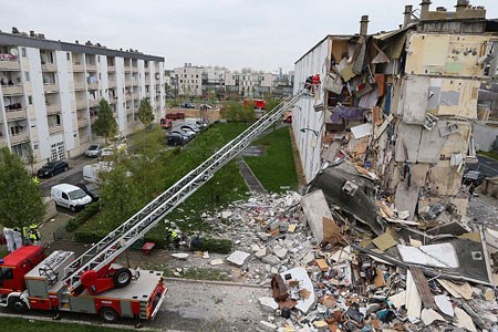 Nổ lớn đánh sập chung cư 4 tầng, 2 người chết