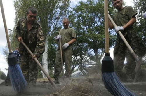 Lính Ukraine bị phe ly khai bắt lao động công ích