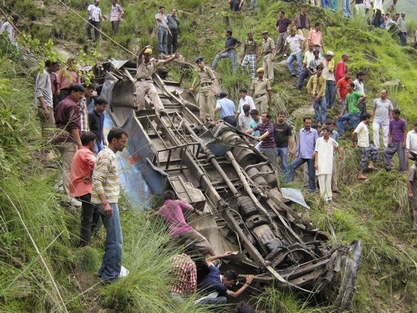 Hiện trường vụ tai nạn xe buýt thảm khốc hôm 21/8 cũng ở Ấn Độ (Nguồn: Reuters) 