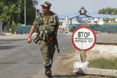 Lính biên phòng Ukraine canh gác ở chốt Pletenivka, gần biên giới với Nga ở vùng Kharkiv. Ảnh: Reuters