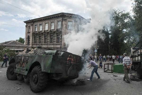 Xe bọc thép của quân đội chính phủ bị đốt cháy ở Đông Ukraine. (Ảnh: news.yahoo.com)