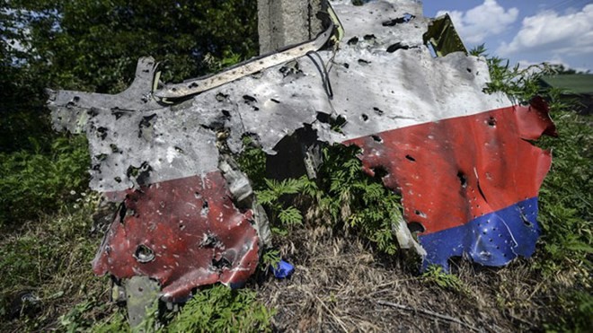Những lỗ thủng trên thân vỏ máy bay Boeing mang số hiệu MH17 bị rơi ở miền Đông Ukraine, (Nguồn: AP)