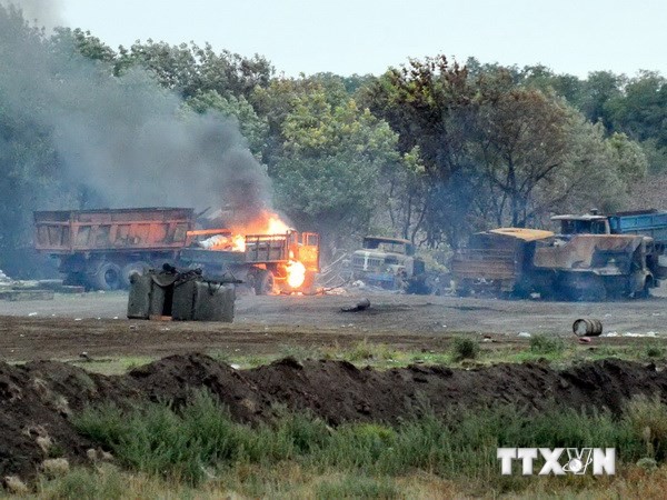 Xe quân sự Ukraine bốc cháy do trúng đạn pháo của quân ly khai tại Lugansk, miền đông Ukrane ngày 9/9. (Nguồn: AFP/TTXVN)