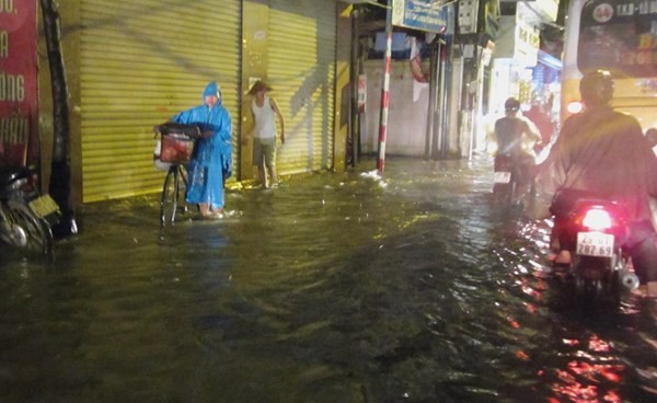 Đường phố Hà Nội ngập nước sau cơn mưa