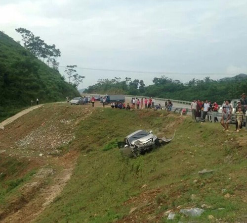 Vụ tai nạn trên cao tốc Nội Bài - Lào Cai chiều nay. Ảnh: Thanh Niên