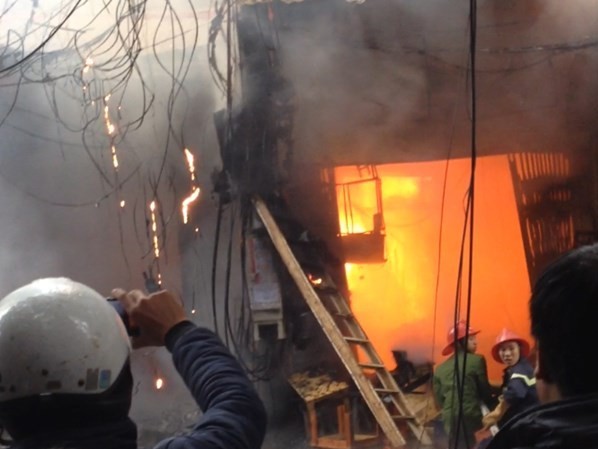 [VIDEO] Lửa cháy ngùn ngụt, thiêu rụi xưởng gỗ