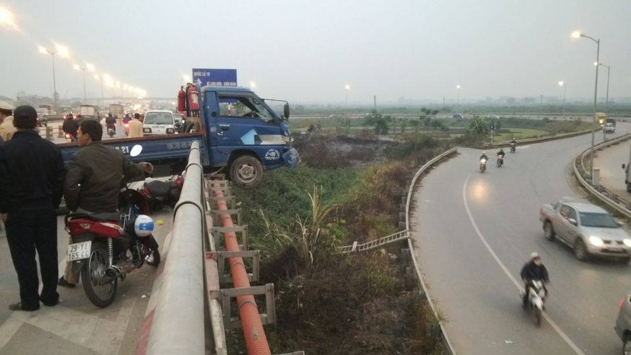 Chiếc xe tải mắc kẹt trên thành cầu Thanh Trì. Ảnh: Thanh Hà