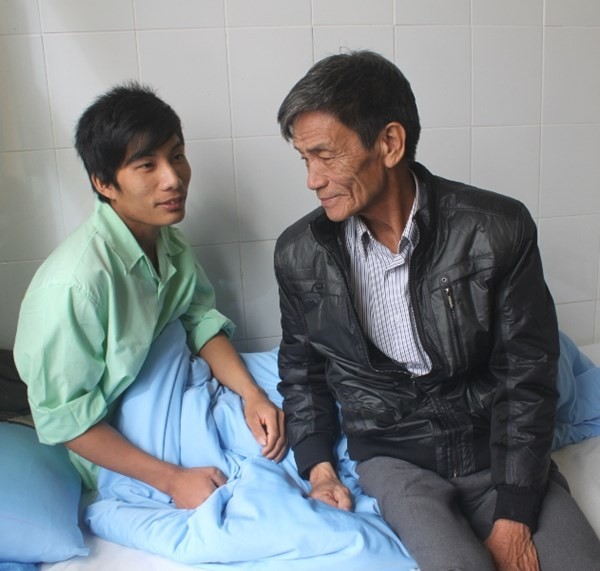 Người nhà nạn Nguyễn Anh Tuấn vui mừng khi người thân được cứu sống. Ảnh: Doãn Công/ Dân Trí