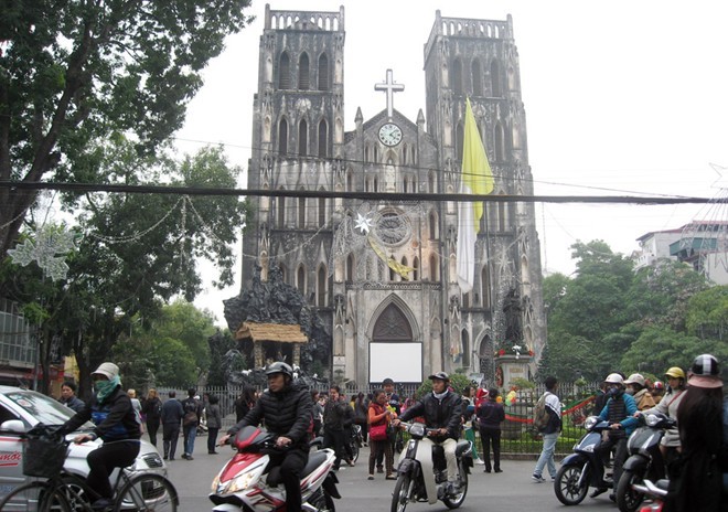 16h10 - giao thông quanh Nhà thờ lớn khá đông đúc. Ảnh: Việt Đức/ Zing