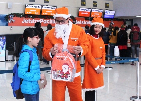 Gần 100 ông già noel tặng quà tại sân bay