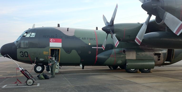 Hai chiếc C-130 của không quân Singapore sẵn sàng tham gia tìm kiếm. Ảnh: Reuters