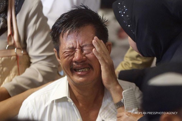 Thân nhân của những người đi trên QZ8501 suy sụp. Ảnh: European Pressphoto Agency.