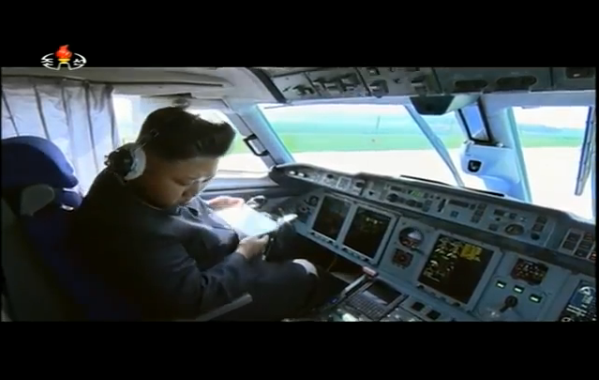 Clip tận mắt thấy Kim Jong-un lái máy bay