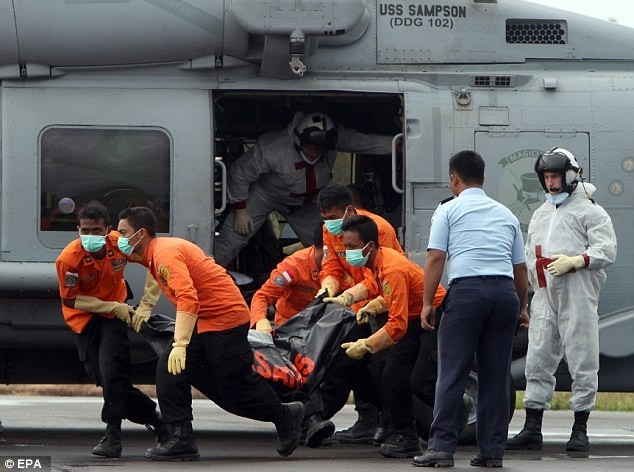 Vận chuyển thi thể nạn nhân trong thảm kịch QZ8501 vào đất liền. Ảnh: CNA.
