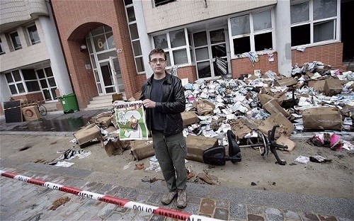 Tòa soạn báo Charlie Hebdo từng bị đốt cháy vào năm 2011 vì đăng tải các nội dung châm biếm nhà tiên tri Mohammed - Ảnh: AFP
