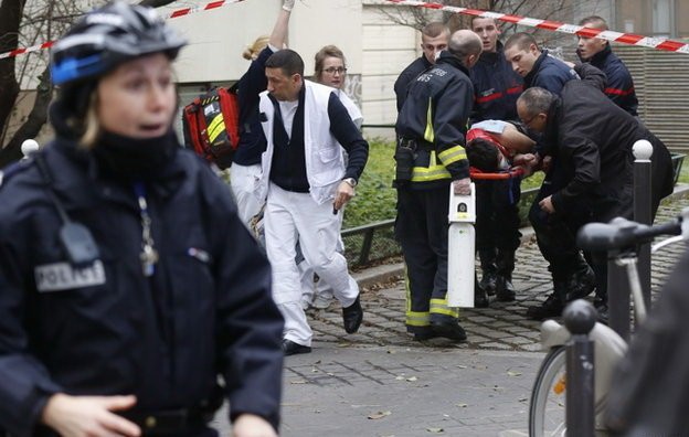 Vụ tấn công tờ Charlie Hebdo được cho là có liên quan đến IS hoặc al Qaeda - Ảnh: Reuters