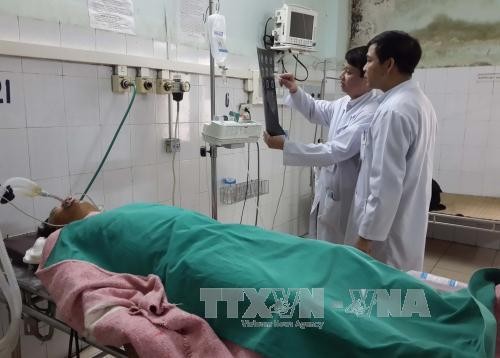 Một trong những nạn nhân bị thương nặng đang điều trị ở Bệnh viện Đa khoa tỉnh Thanh Hóa. Ảnh: TTXVN