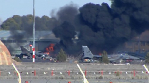 Khói bốc lên từ vụ tai nạn máy bay F-16 ở Tây Ban Nha. Ảnh: Reuters