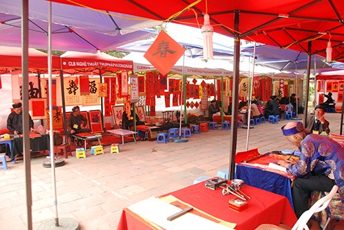 Năm 2015, phố ông đồ sẽ được tổ chức trong Hồ Văn thuộc khuôn viên di tích Văn Miếu - Quốc Tử Giám. Ảnh phố ông đồ năm 2014: Quỳnh Trang/ VnExpress