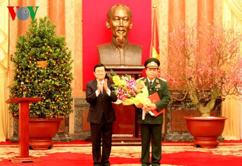 Chủ tịch nước Trương Tấn Sang chúc mừng ông Huỳnh Ngọc Sơn được thăng hàm Thượng tướng. Ảnh: VOV