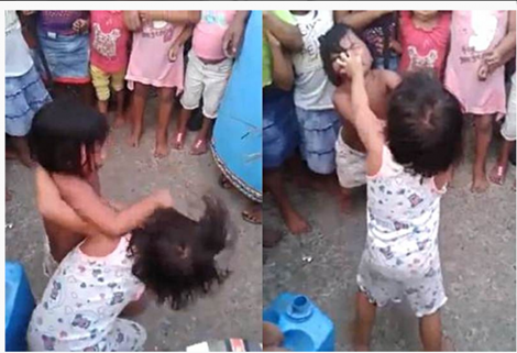 Ảnh chụp từ video cho thấy 2 đứa bé được mẹ “xúi giục” đang đánh nhau “ác liệt” (Nguồn IBTimes)