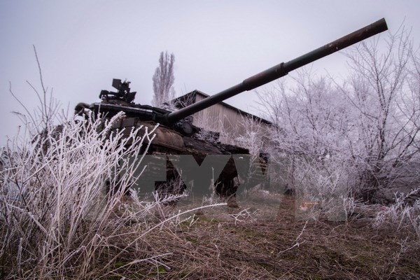 Xe bọc thép Ukraine gần căn cứ quân sự ở làng Peski, vùng Donetsk ngày 16/2. (Nguồn: AFP/ TTXVN)
