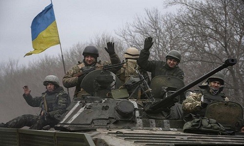 Một xe tăng của quân chính phủ Ukraine ở miền đông Ukraine - Ảnh: Reuters