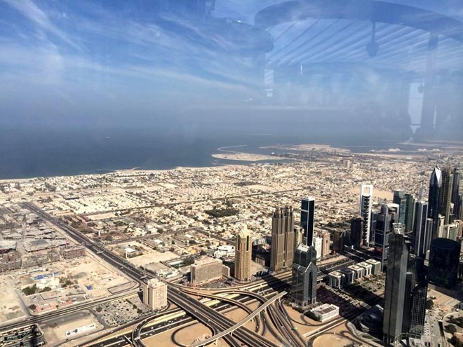 Hình ảnh một góc Dubai chụp từ tòa tháp cao nhất thế giới Burj Khalifa. Phía xa là những hòn đảo nhân tạo, nơi các đại gia có thể bỏ tiền mua và đặt tên theo ý thích. Ảnh: Nguyễn Hà.