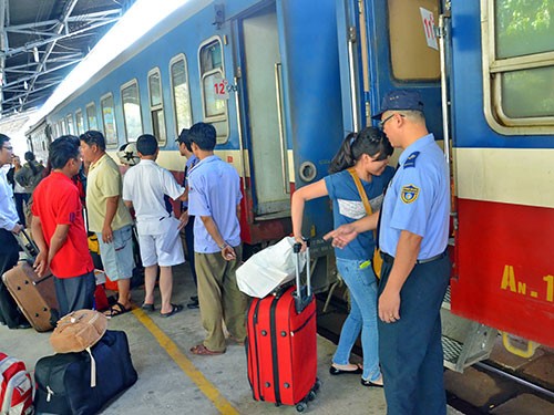 Hành khách đi tàu tại ga Sài Gòn. Ảnh: Người lao động