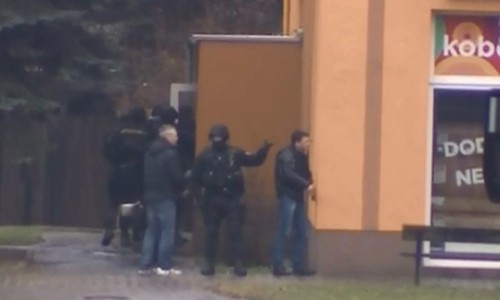 Lực lượng an ninh Czech tại hiện trường vụ xả súng. Ảnh: CT24 TV.