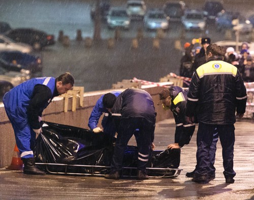Các nhà điều tra làm việc tại hiện trường vụ sát hại ông Boris Nemtsov. Ảnh: AFP/TTXVN