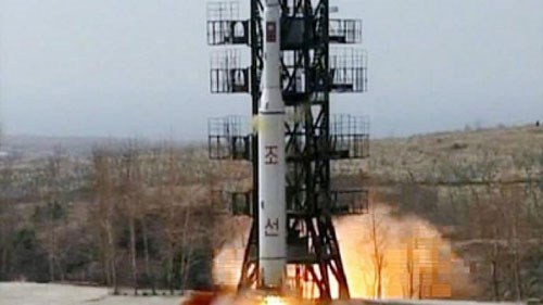 Tên lửa được cho là mang theo vệ tinh Kwangmyongsong-2, được phóng hồi năm 2009 - Ảnh: AFP