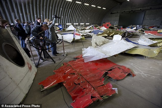 Những mảnh vỡ còn xót lại của máy bay MH17