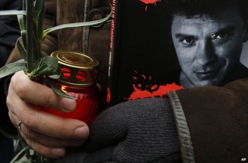 Một người cầm hoa tưởng nhớ Nemtsov. Ảnh: AP