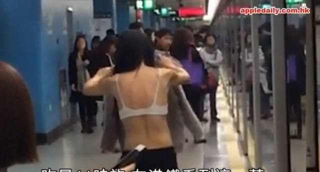 Sốc cảnh cô gái đột ngột cởi phăng áo giữa sân ga