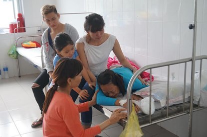 Mẹ bé Phú khóc lóc thảm thiết tại bệnh viện trước cái chết của con.