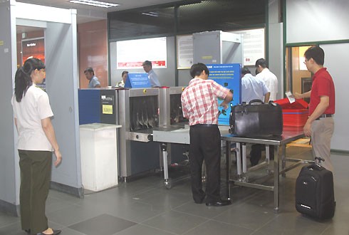 Kiểm tra an ninh tại nhà ga T1 Nội Bài. Ảnh: Đ.Loan/ VnExpress