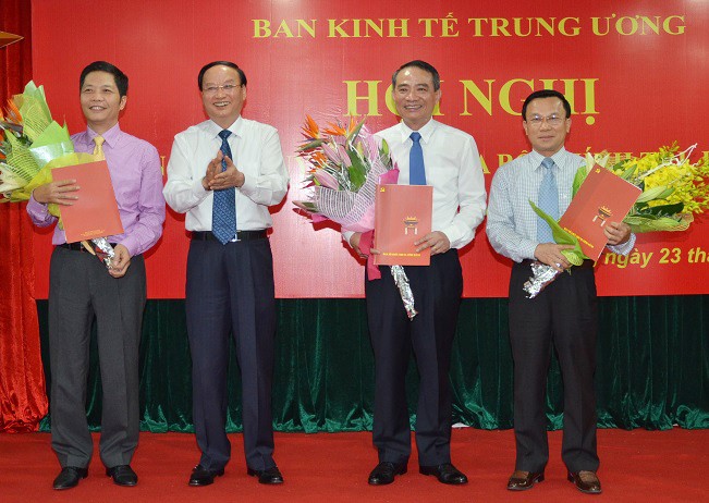 Ông Tô Huy Rứa trao Quyết định bổ nhiệm Phó Trưởng Ban Kinh tế T.Ư cho các ông Trương Quang Nghĩa (thứ hai từ phải sang), Trần Văn Hiếu (ngoài cùng bên phải) và ông Trần Tuấn Anh (ngoài cùng bên trái).