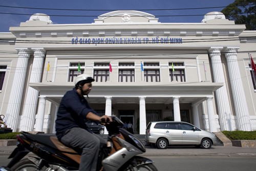 Giá trị các cổ phiếu ngân hàng Việt Nam tăng gấp đôi bình quân trong khu vực. Ảnh: Bloomberg.
