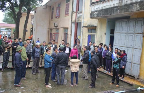 Sáng 9/3, hàng chục người nhà sản phụ Vân bao vây bệnh viện. Ảnh: Hải Bình/ VnExpress