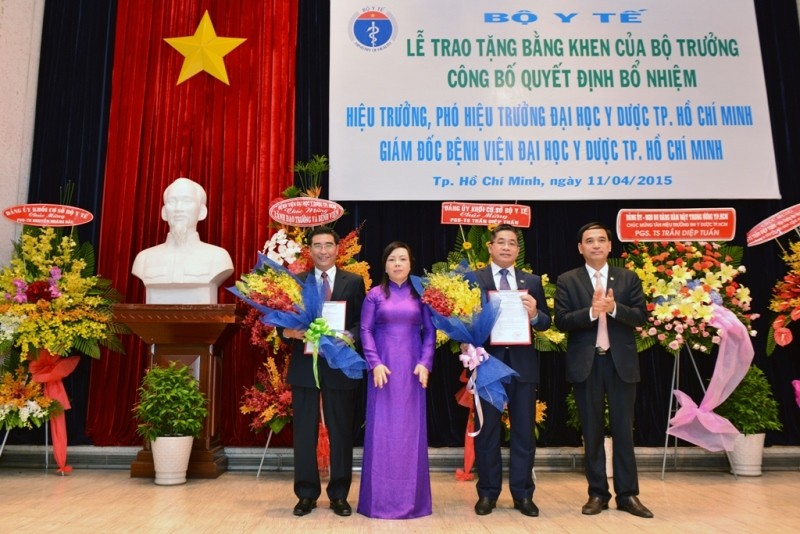 Bộ trưởng Y tế Nguyễn Thị Kim Tiến chúc mừng các tân lãnh đạo tại Bệnh viện và Đại học Y Dược TP.HCM.