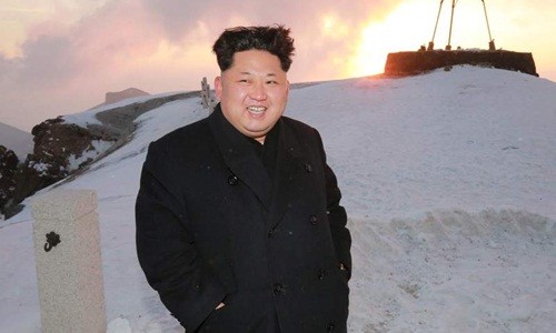 Lãnh đạo Triều Tiên Kim Jong-un tươi cười chụp ảnh trên đỉnh núi Paektu. Ảnh: Sky News