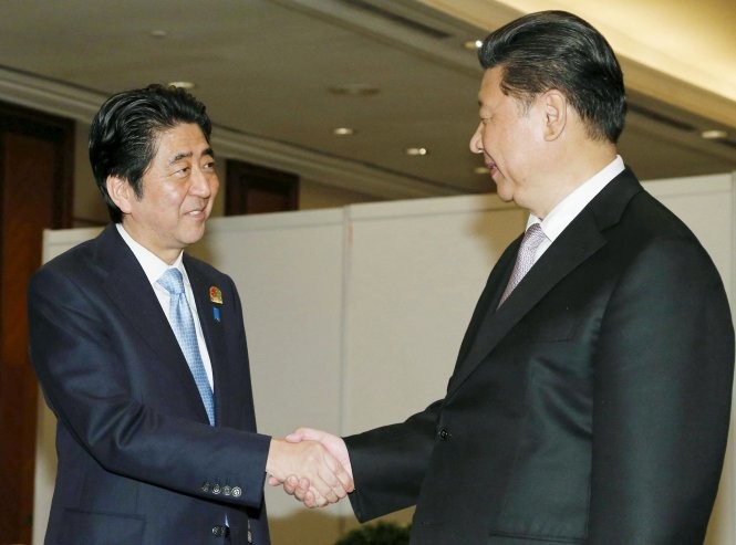 Thủ tướng Nhật Shinzo Abe và Chủ tịch Trung Quốc Tập Cận Bình đã bắt tay nhau thân thiện hơn so với lần gặp năm ngoái - Ảnh: Reuters