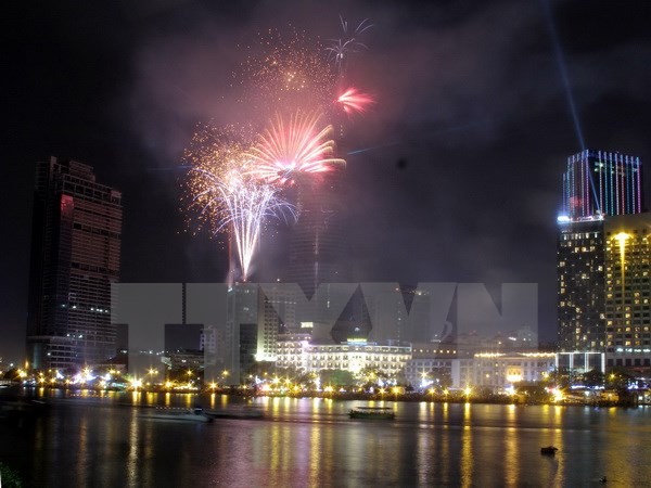 Bắn pháo hoa nghệ thuật đón chào Năm mới 2015 tại tòa nhà Bitexco. (Ảnh: An Hiếu/TTXVN)