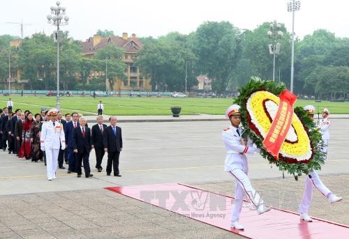 Đoàn đại biểu lãnh đạo Đảng, Nhà nước đến đặt vòng hoa và vào Lăng viếng Chủ tịch Hồ Chí Minh. Ảnh: Thống Nhất/TTXVN
