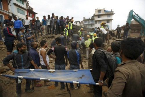 Nhân viên cứu hộ tìm kiếm thi thể nạn nhân vụ động đất. Ảnh: Reuters